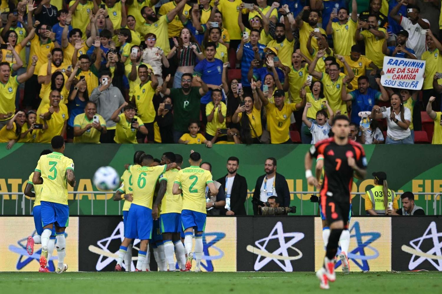 Con un gol de Vinicius sobre el final, Brasil cambió silbidos por aplausos y venció 2-1 a Colombia por las Eliminatorias